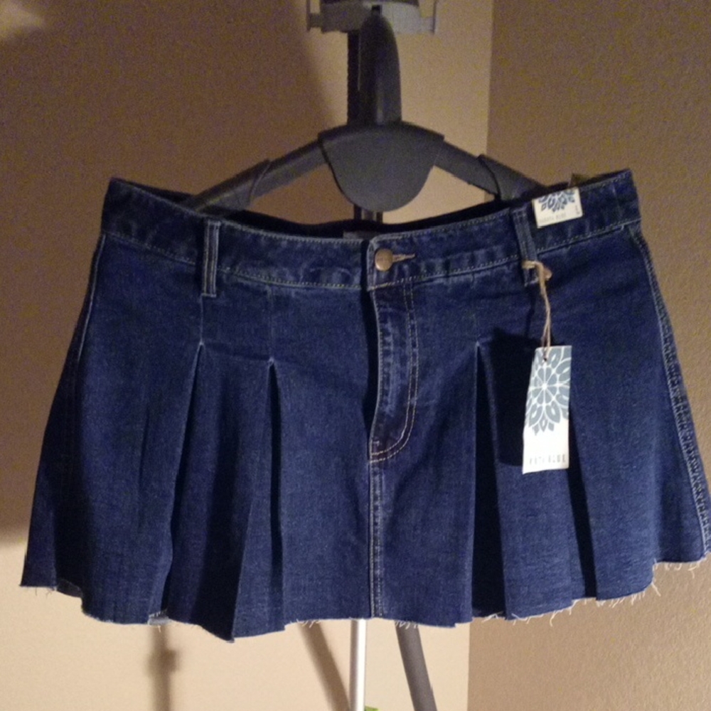 NWT DAKOTA BLUE  Chic Washed Blue Denim Pleated Skater Skirt With Raw Hem Size L